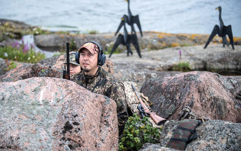 Leona och Hjalmar Hampf väntar på att en skarvflock ska passera.