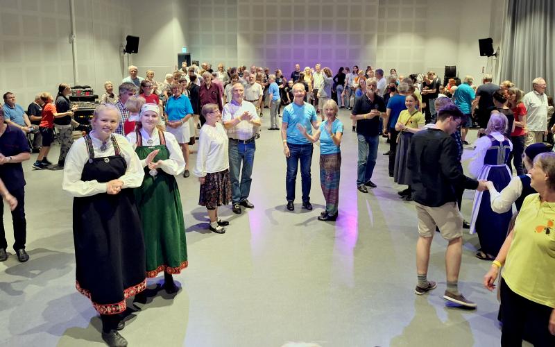 Kursen i engelskor och utlärningstillfällena av andra åländska danser blev mycket populära. De turkosa och neongröna tröjorna passade perfekt i vimlet. <@Fotograf>Sofi Lindholm