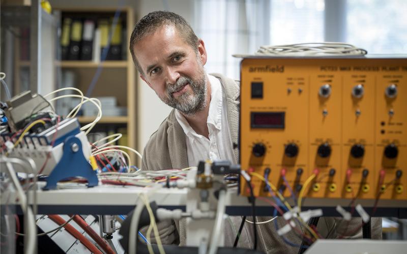 Matias Waller undervisar i dag i automationsteknik på Hösgkolan på Åland. Nästa år reser han till delstaten New York och Cornell University för att forska.@Foto:Daniel Eriksson