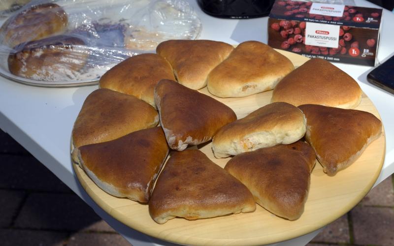 Tre varianter av traditionella ukrainska piroger säljs på marknaden.