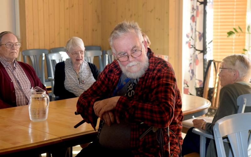 Bertel Erickson har aldrig ätit släpärter tidigare och väntar med spänning på att få smaka. Bakom sitter Tor Sundström, Valdis Fagerholm och Elna Vickström.<@Fotograf>Nina Eriksson