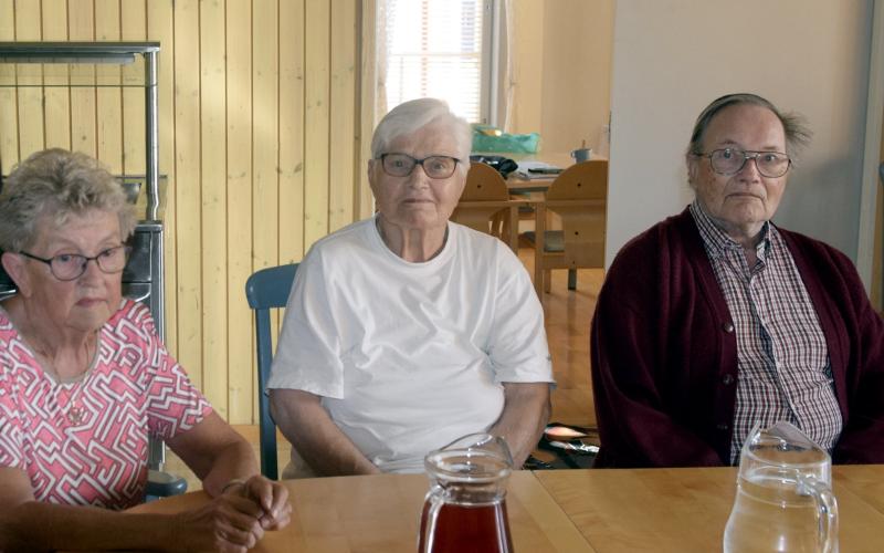 Ann-Charlotte Jansson, Margareta Eriksson och Tor Sundström tycker att det ska bli intressant att smaka på släpärter.<@Fotograf>Nina Eriksson