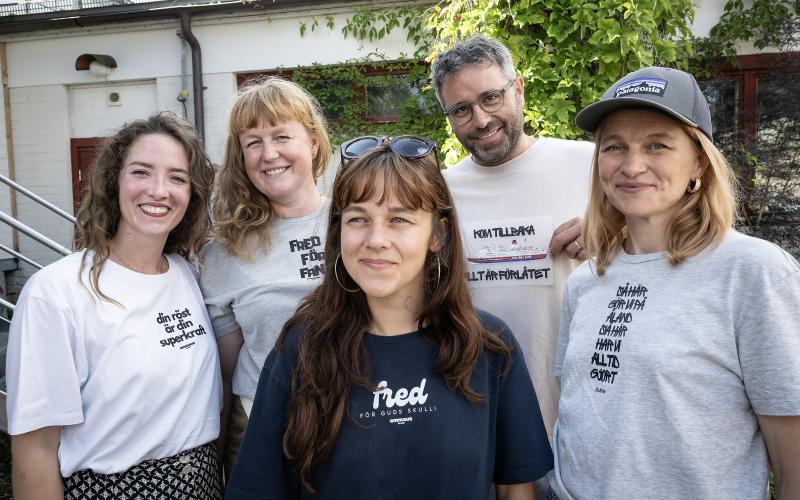 Från vänster: Selene Selmin, Martha Hannus, Camille Crambes, Thomas Sauren och Hanna Sauren bär t-skjortor från ”No Palm Trees”.