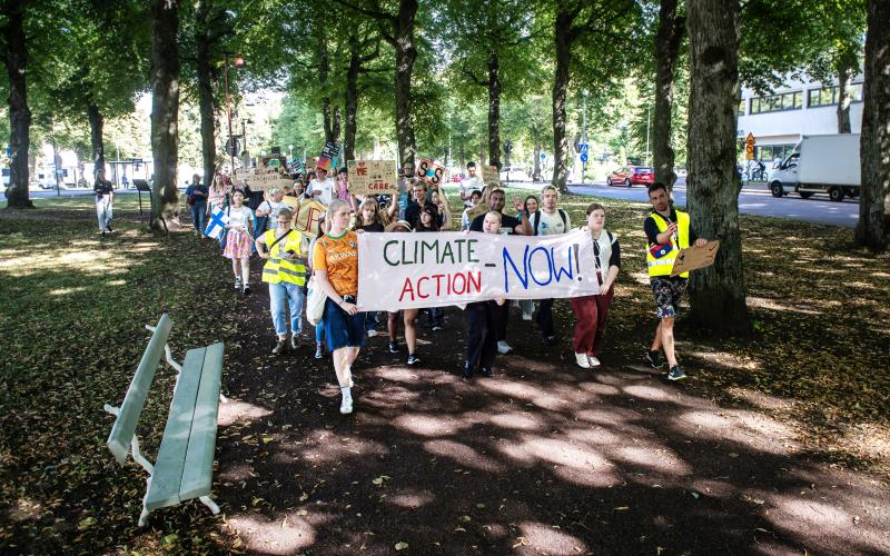 Över hundra ungdomar och äldre marscherade genom Mariehamn för klimatet. Marschen arrangerades av Regeneration 2030 i samband med Regeneration Week som hölls i Mariehamn. @Normal_indrag: