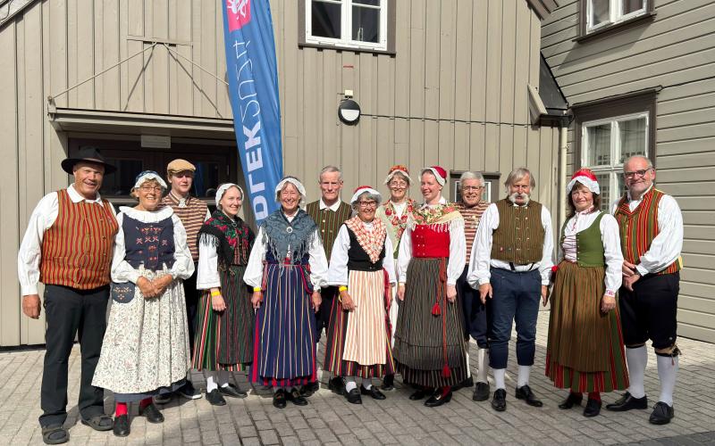 De åländska dansarna samlade. Från vänster: Martin Staf, Ulla Ahlroth, Erik Holst, Henrika Törnroos, Anne Carlsson, Per-Erik Lindholm, Hannele Tidlund, Berit Lindholm, Sofi Lindholm, Christer Halling, Anders Ponthin, Virginija Steiner .@Normal_indrag:<@Fotograf>Carsten Steiner