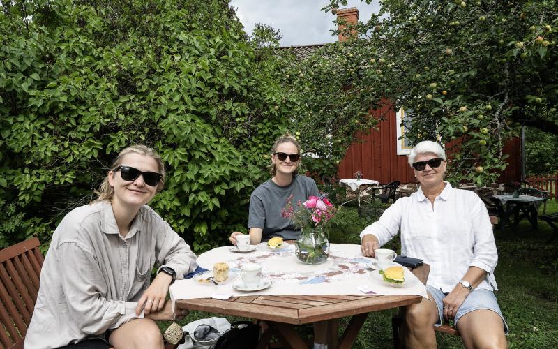 Ebba Kollin, Frida Kollin och Åsa Kollin passade på att kika in till marthastugan och fika.<@Fotograf>Daniel Eriksson