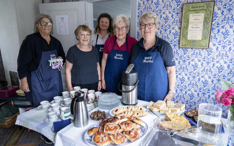 Gun-Marie Eriksson, Peggy Danielsson, Kati Veijonen, Marianne Dahlén och Eivor Eriksson är några av flera marthor som hållit i gång försäljningen av fika i marthastugan under sommaren.<@Fotograf>Daniel Eriksson