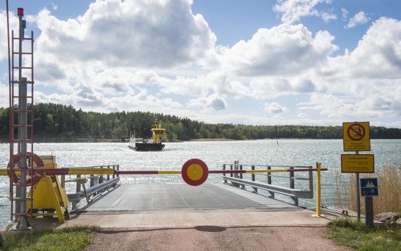 En ringväg står på önskelistan hos några av de boende på Ängö och Bussö. Men de menar att det borde ha varit verklighet för 50 år sedan.