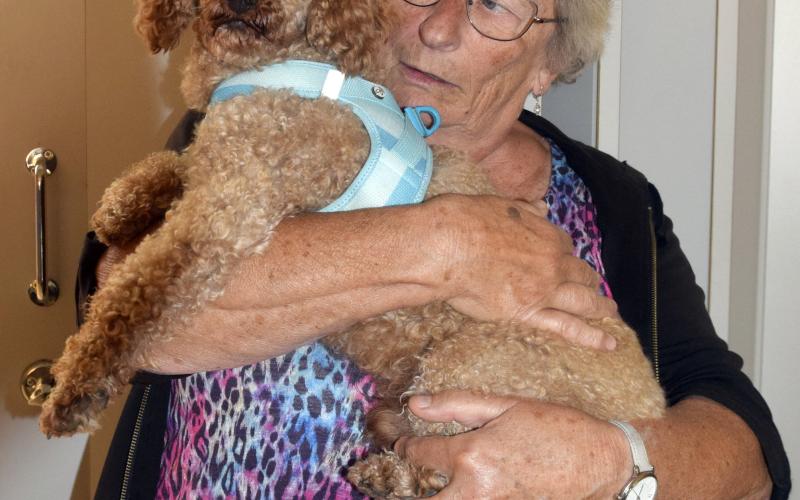 Hunden Hannibal i famnen på sin goda vän Ros-Marie Rosén var också med på kalaset.<@Fotograf>Nina Eriksson