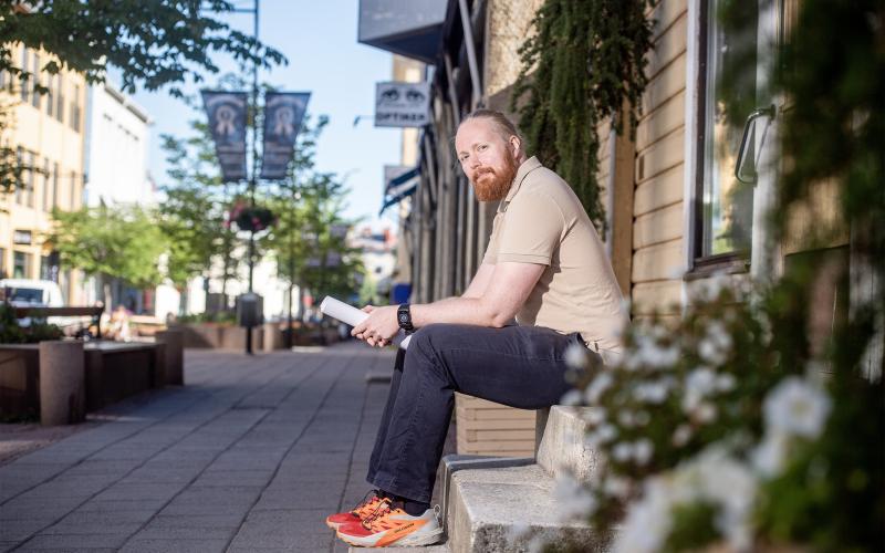 Daniel Kastinen är på Åland på besök under sin semester tillsammans med sin sambo. Men hemma är nu mera i Kiruna, där paret nyligen köpt ett gemensamt hus.