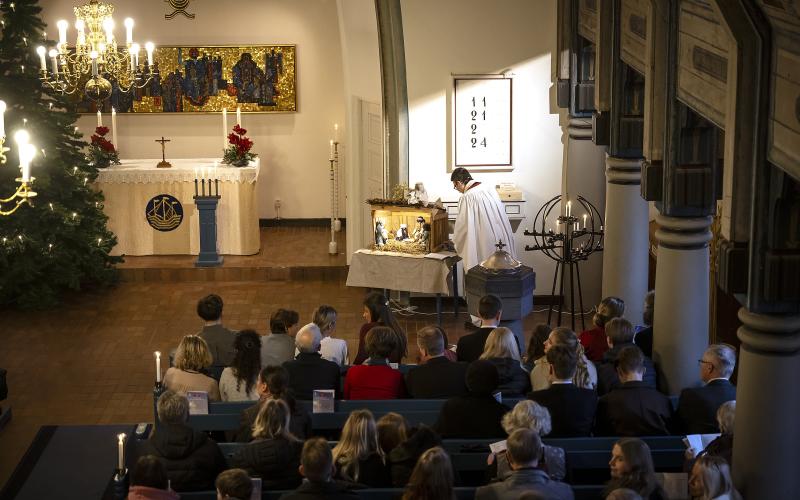 Stämningen i kyrkan på julafton är fylld av värme, förväntan och högtidlighet.