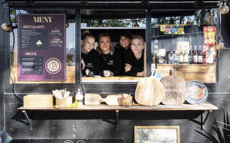 Våffelrakan hade två foodtrucks i år, en för salt och en för sött. På bild från vänster: Saga Mörn, Janessa Sjöholm, Michaela Eckerman, Joanna Sjöholm.