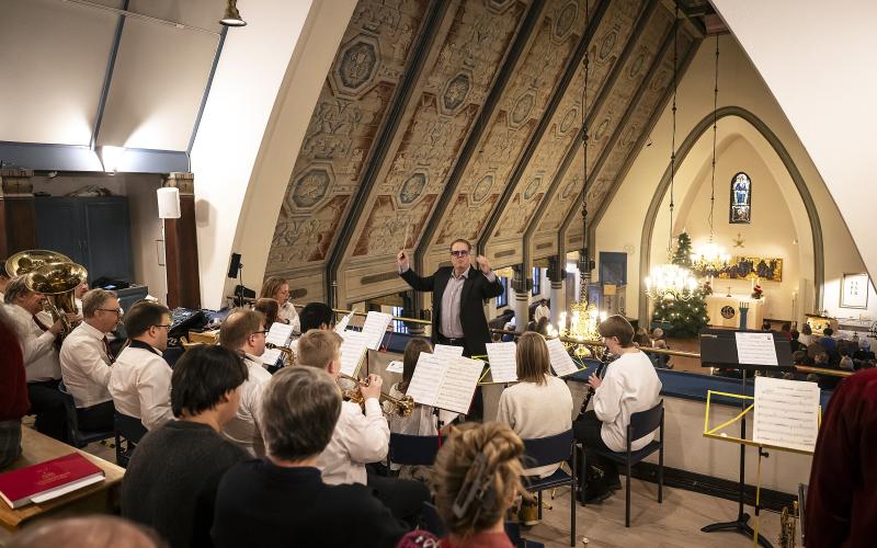 Med vana rörelser och en skarp blick håller dirigenten Åke Hillar ihop orkestern.