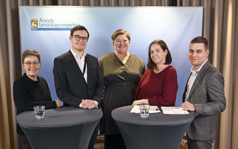 Carola Eklund, Rasmus Lindqvist, Ingrid Zetterman, Kristin Mattsson och Dan Sundqvist presenterade landskapsregeringens demokratistrategi med tillhörande åtgärdsprogram i går.<@Fotograf>Robert Jansson