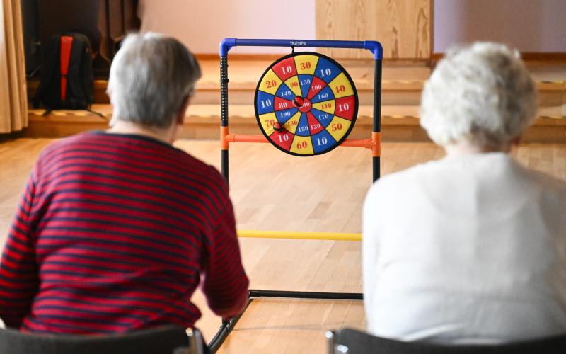 Samhället tar ingen hänsyn till att pensionärerna faktiskt erlagt skatt och pensionsavgift under hela sitt arbetsliv och på så sätt redan betalt och fullgjort sitt samhällskontrakt för en trygg och dräglig ålderdom.