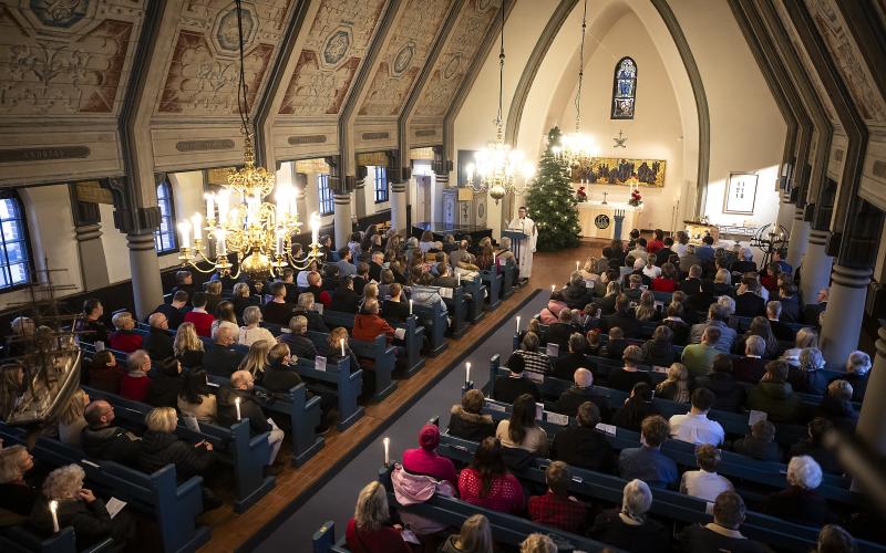 Stämningen i kyrkan på julafton är fylld av värme, förväntan och högtidlighet.