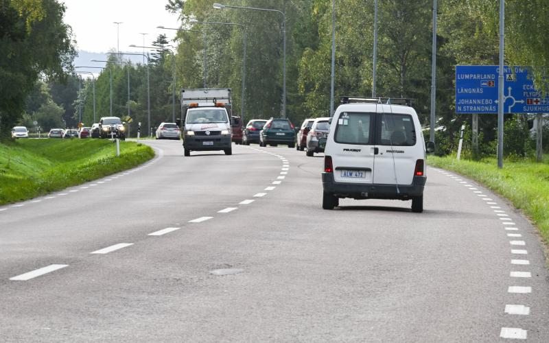 Ett av hållbarhetsagendans delmål som går i helt motsatt riktning är målet att minska utsläppen av växthusgaser i trafiken, enligt statusrapport nummer sex. <@Fotograf>Robert Jansson