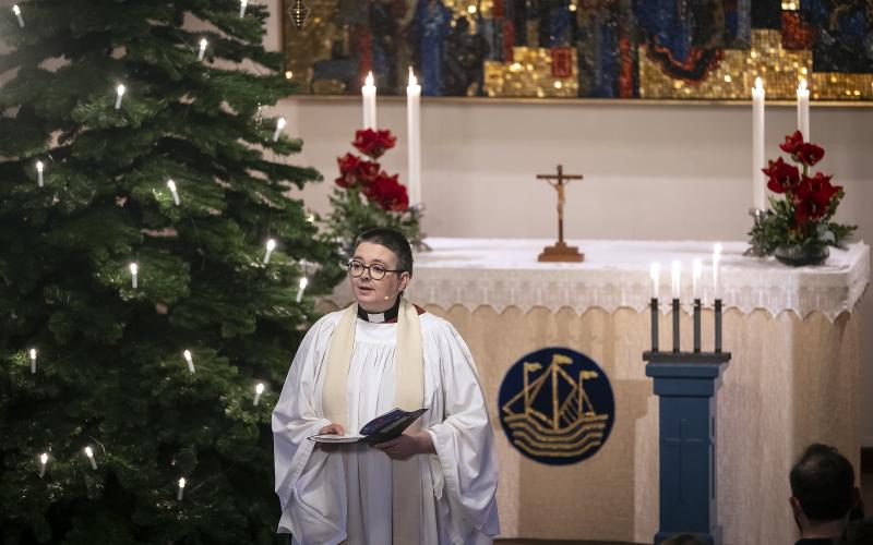 Prästen Katarina Gäddnäs har ett späckat schema på julen. ”Det är en annorlunda men fantastisk tid att jobba”, säger hon.