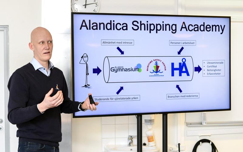 Så här såg det ut i mars 2020 när Kristoffer Joelsson presenterade det nya samarbetet mellan sjöfartsutbildningarna på Åland under namnet Alandica Shipping Academy. Men det samarbetet nådde inte ända fram, säger han nu och hoppas på en lösning med anledning av debatten om försäljningen av skolfartyget Michael Sars. <@Fotograf>Robert Jansson