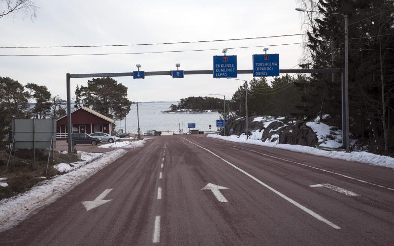 Diskussionen om skärgårdstrafikens omläggning borde börja med frågan om huruvida Hummelvik ska vara kvar som en av skärgårdstrafikens två ändhamnar, eller all trafik ska ledas till Långnäs och vad alternativen ger för konsekvenser.
<@Fotograf>Daniel Eriksson