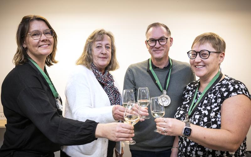 Gott nytt år! Magdalena Dahlén, Yvonne Aspholm, Daniel och Jenny Tildeman skålar.