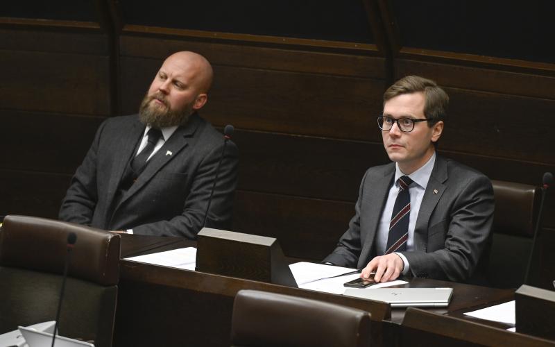 Obunden samling vill att den åländska flyktingförläggningen uteslutande ska finns för ukrainska flyktingar. Det sade Christian Wikström (till höger) i lagtinget under budgetdebatten. Till vänster Wikströms partikamrat Johan Lindström. <@Fotograf>Robert Jansson