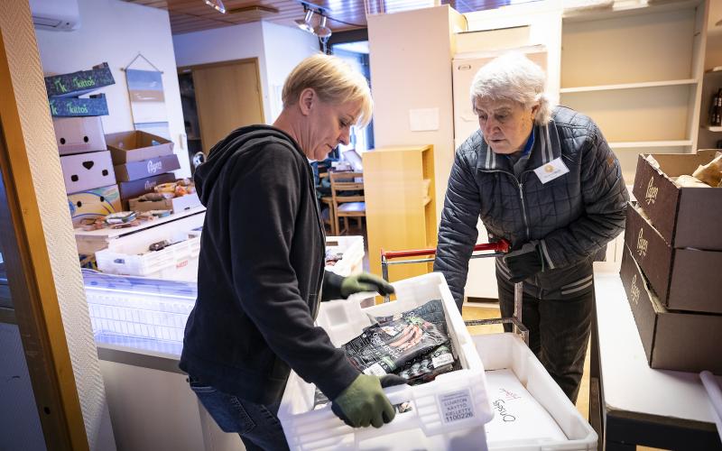 Verksamhetsledare Susanna Olsson och frivilligarbetaren Mansoor Sedghi.