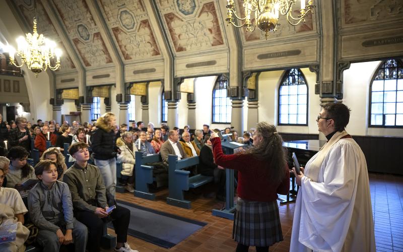 Organisten Judit Deáki och prästen Katarina Gäddnäs gör sig redo inför en av julbönerna i S_t Görans kyrka, som var fullsatt så gott som hela julafton.