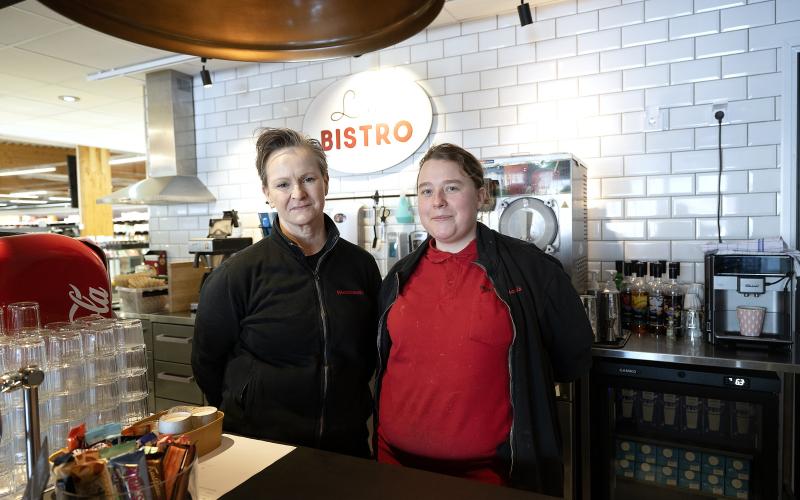 Lillis bistro har många stamkunder, säger den ansvariga servitrisen Katja Tötterman och kocken Sara Öström.