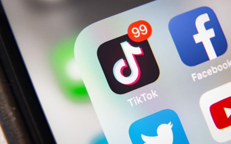 Finlands riksdags förbjuder nu användandet av den sociala medieappen TikTok på alla tjänstetelefoner. Hela det offentliga Åland bör göra samma sak.