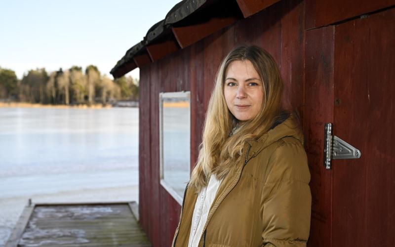 Den 5 mars kommer Zandra Lundbergs nya roman ”Sol över mörka gärden”. En berättelse om starka kvinnor som trotsar konventioner och väljer sin egen väg.