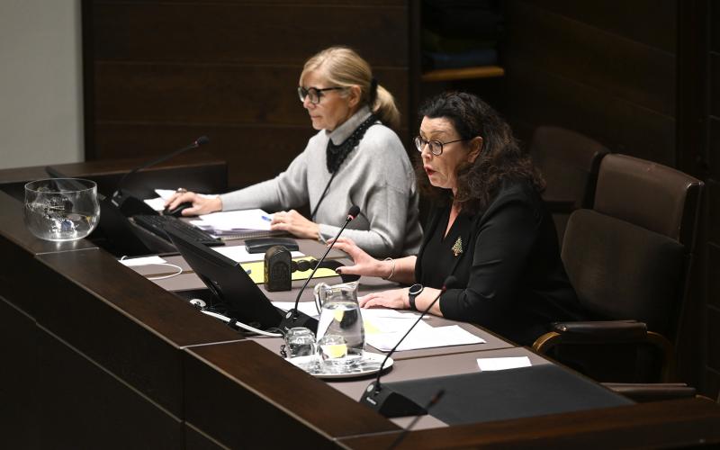 Lagtingsdirektör Susanne Eriksson och talman Veronica Thörnroos.