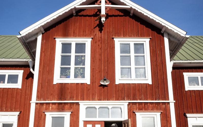 På Isaksö bor Ingolf Strand, en skärgårdsbonde vars familj har rotat sig på platsen i över femhundra år.