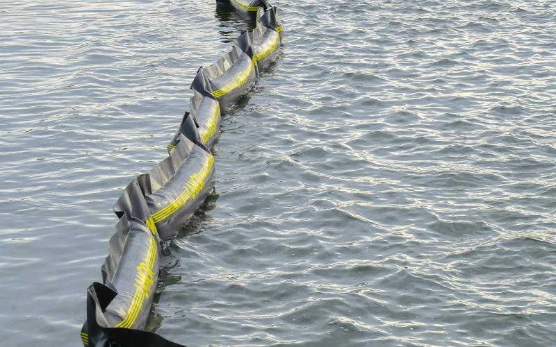 Länsar används vid oljeutsläpp. Nu planeras gränsbevakningsväsendet ansvara för beredskapen vid Ålands yttre havsområden.