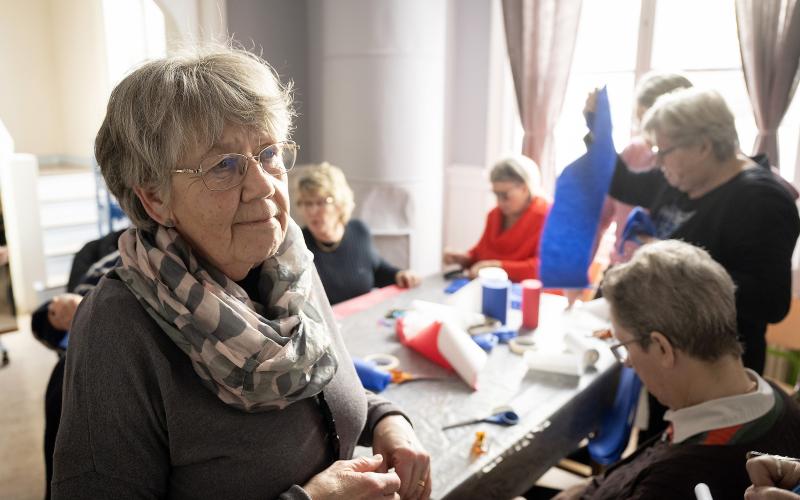 Lorette Danielsson är ansvarig för gruppen som binder midsommarkronorna på Uncan.