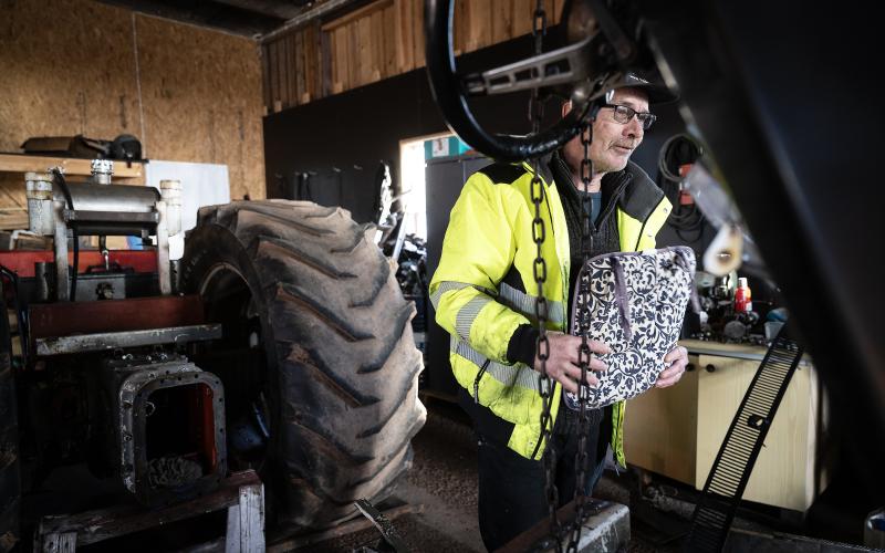 Ingolf Strand har många intressen, inte minst motorer och fordon. På senare år har traktor pulling blivit en hobby.