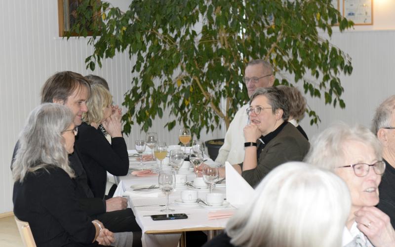 Diakon Maria Sjölund, kyrkoherde Jon Lindeman och församlingspastor Ingrid Björkskog deltog i födelsedagsfirandet.