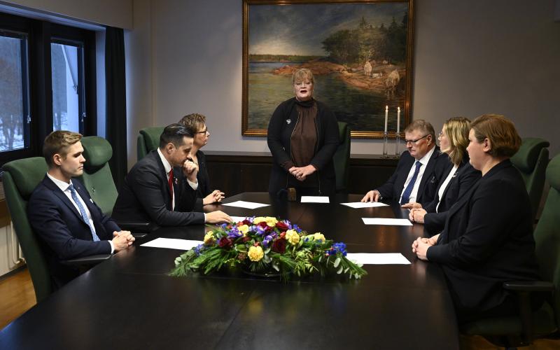 Minskat ministerstyre och minskad byråkrati. Det är syftet med det nya delegeringsbeslut som landskapsregeringen har fattat. Från vänster näringsminister Jesper Josefsson (C), social- och hälsovårdsminister Arsim Zekaj (S), vice lantråd Annika Hambrudd (C), lantråd Katrin Sjögren (Lib), finansminister Mats Perämaa (Lib), infrastrukturminister Camilla Gunell (S) samt civilminister Ingrid Zetterman (Lib).<\n