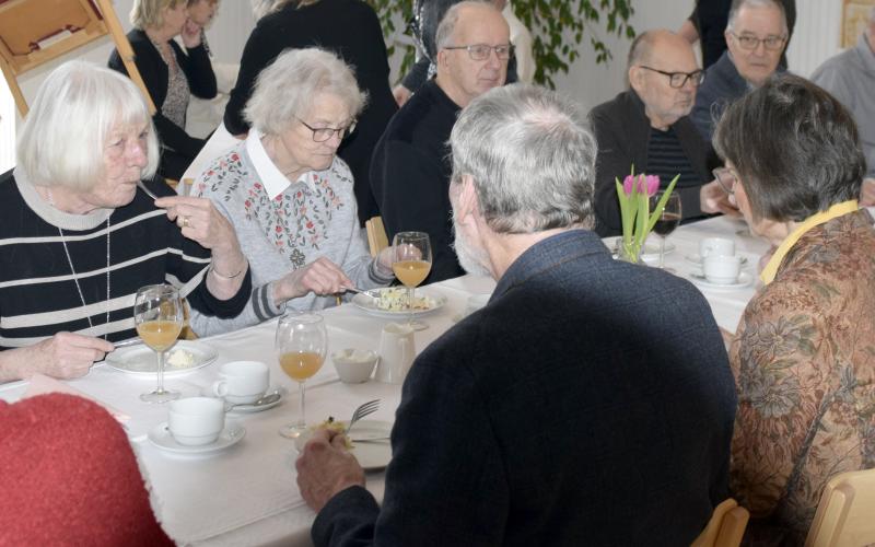 Rigmor Johansson, Saga Wallin, Vidar Nordqvist, Karl-Erik Mattsson och Kjell Johansson var några av de som tog sig till Mikaelsgården på kalas.