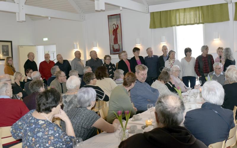 En hel rad med personer som fyllt 70 år blev uppvaktade med chokladaskar.