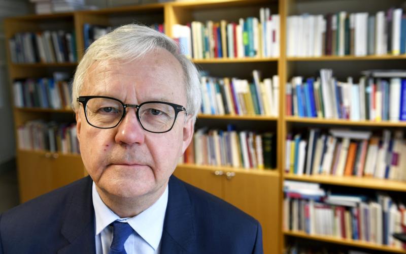 Professor Olli Mäenpää säger att det i princip är möjligt för landskapet att kräva skadestånd av en minister, om det visar sig att ministern begått tjänstefel i samband med elhybridaffären. 