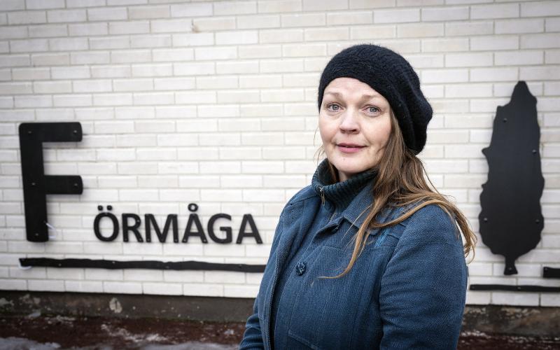 ”Träd är trygga och förankrade i marken med sina rötter. De står för lugn och vila”, förklarar konstnären Anna Sundblom-Westerlund beslutet att koppla ihop de positiva värdeorden med träd. 