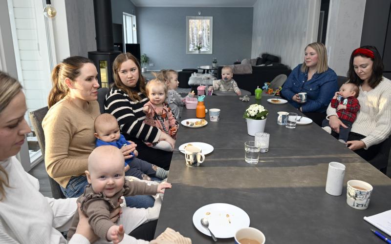 Sofia Augustsson med Zoe Grönroos, Noora Löfström med Liam Löfström, Samatha Grönvall med Elly och Adele Grönvall, Linda Mannström med sonen Filip Öström samt Erika Rösgren med sonen Tim Stenmark är fem mammor i en grupp av åtta som träffas regelbundet.