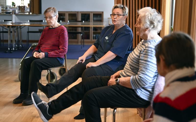 Att röra på benen är viktigt. Maja Sundqvist, Eva Helling, Greta Karlsson och Elvi Holmström jobbar på.@Normal_indrag