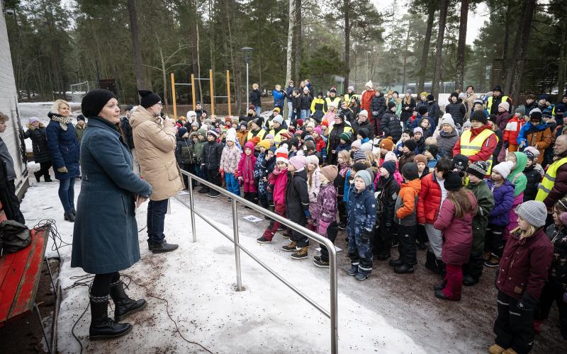 Hela Ytternäs skola var med och invigde skolans nya utomhuskonstverk i går. 