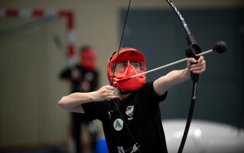 Utrustningen i archerytag består av pilbåge, mjuka pilar och skyddsmask.