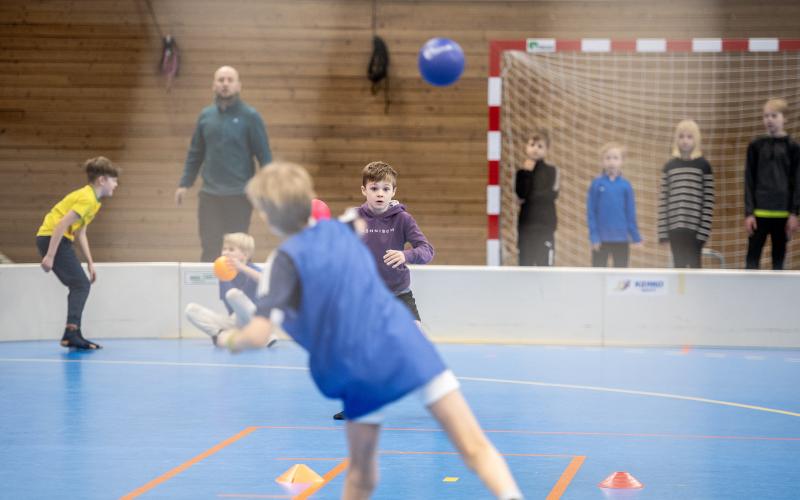 Elis Sundström spelar koddboll.