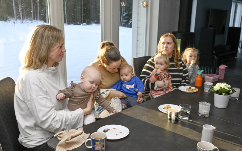 Sofia Augustsson och Zoe Grönroos, Noora Löfström med Liam Löfström och Samatha Grönvall med döttrarna Elly och Adele Grönvall.