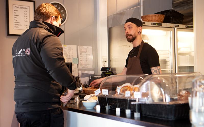 Richard Häggblom expedierar också bakom kassan ibland. 