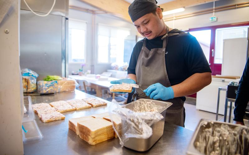 Ben Wiwat Ruangroi brer mackor med skinkröra. 